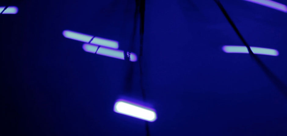 «Quand la nuit tombe les lumières tournent»